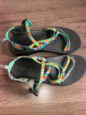 Girls EUC Size 4 Chaco Black Sandals with Multicolor Geometric Straps